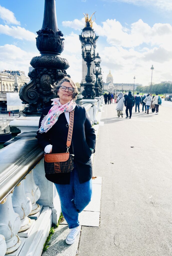 Dani posando para foto na Ponte Alexandre III em Paris, França.