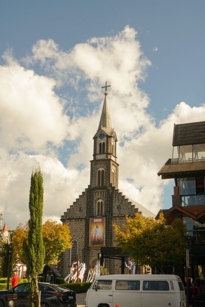 Igreja Matriz São Pedro sob o céu azul em Gramado, na Serra Gaúcha.