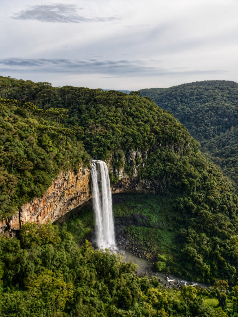 Cascata do Caracol cercada pela mata de araucárias em Canela, na Serra Gaúcha.