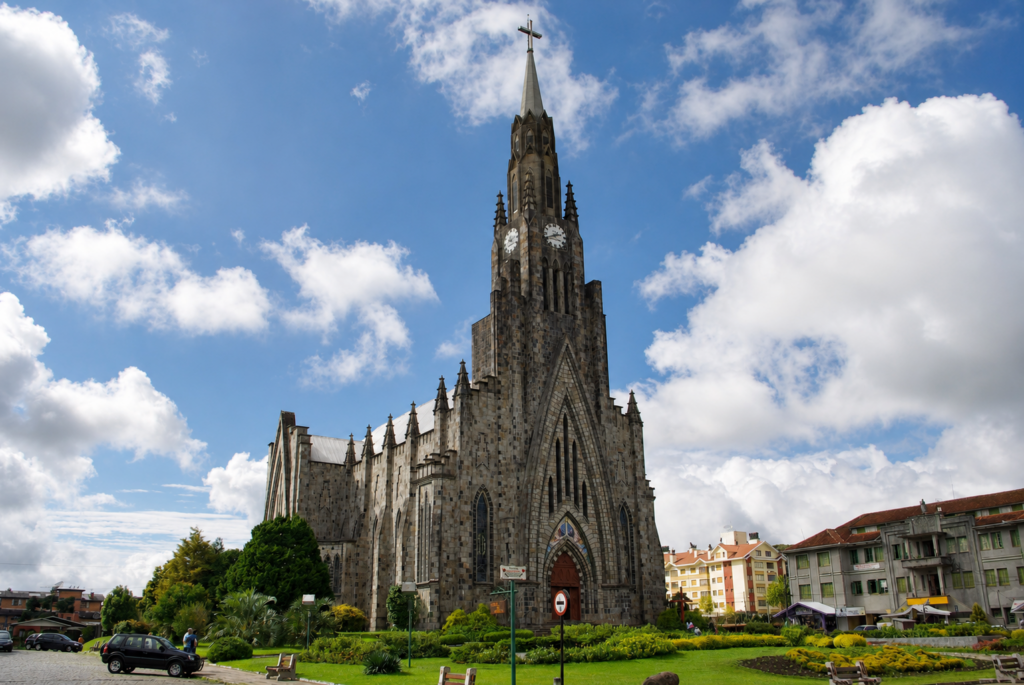 Catedral Nossa Senhora de Lourdes, conhecida como Catedral de Pedra, sob o céu azul em Canela.