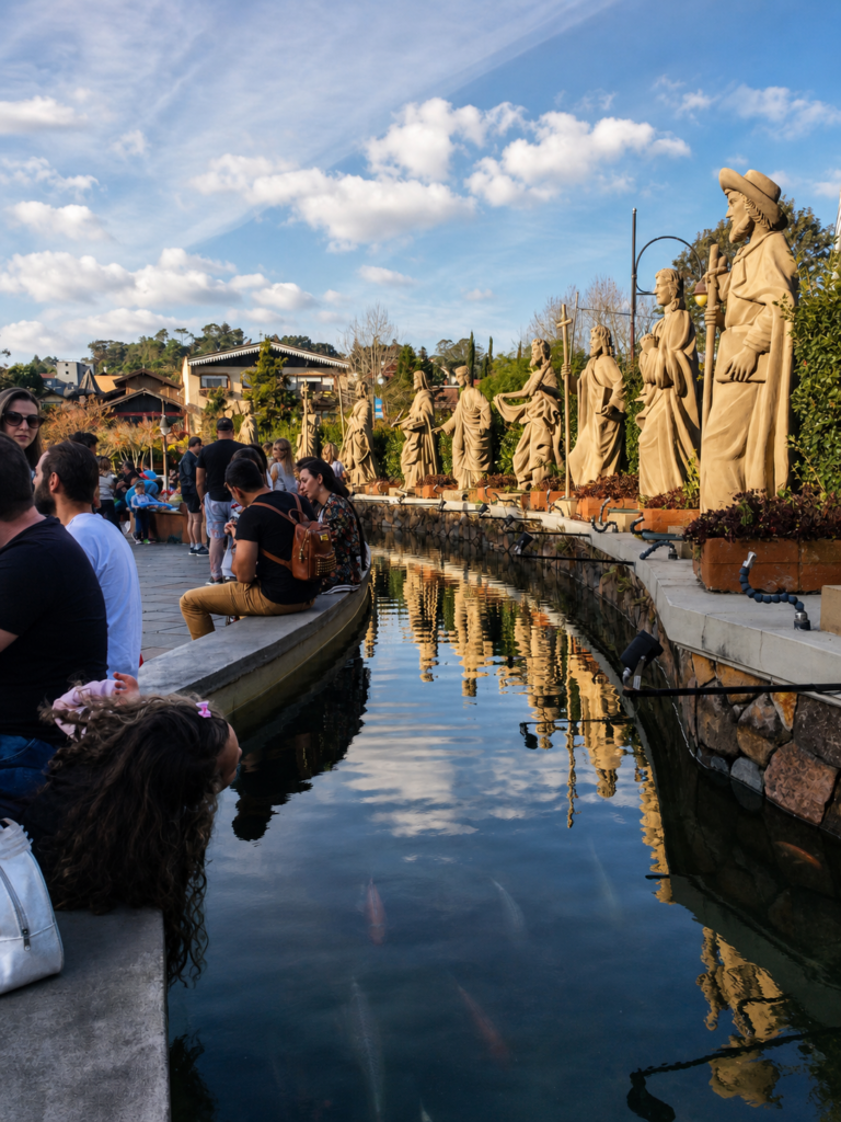 Esculturas dos apóstolos junto à Igreja Matriz São Pedro, em Gramado, refletidas no espelho-d’água.