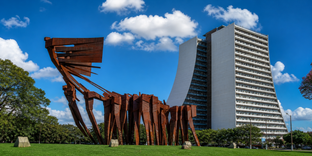 Monumento aos Açorianos e Centro Administrativo de Porto Alegre sob céu azul
